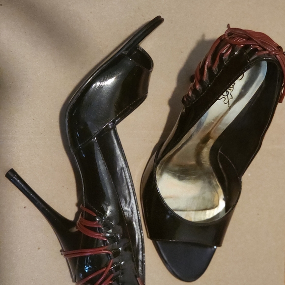 Elegant Black Stiletto Heels with Red Accents - Picture 1 of 4